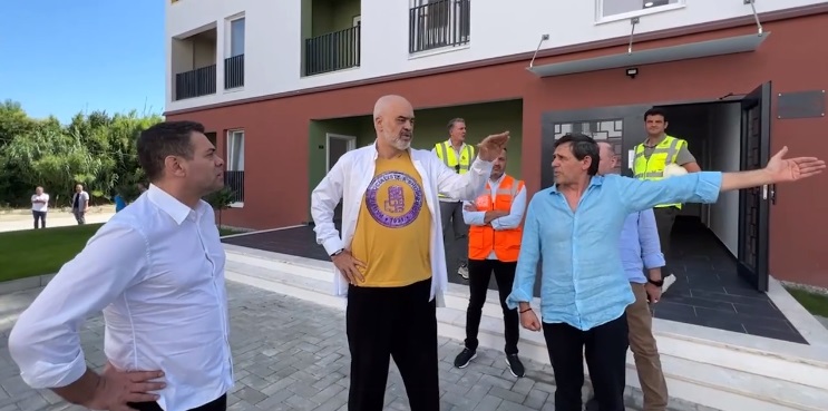 RAMA NË KAMËZ PËR PALLATET E REJA/ Rakip Suli: Atje kemi mbjellë speca, domate sipas porosisë që na dhe, e kam bërë bashkinë model