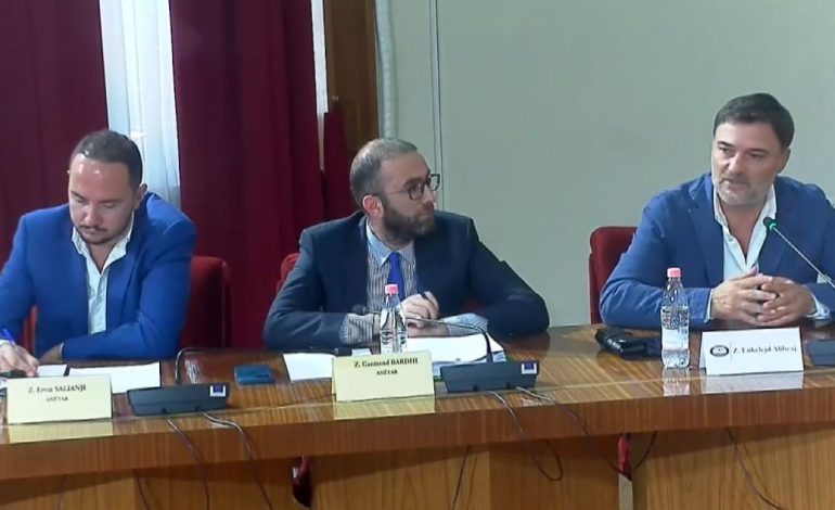 ÇËSHTJA XHAÇKA/ Debate në Këshillin e Mandateve, Bardhi: Ke dy muaj që e mbron ministren, Nikolla shtyn seancën…