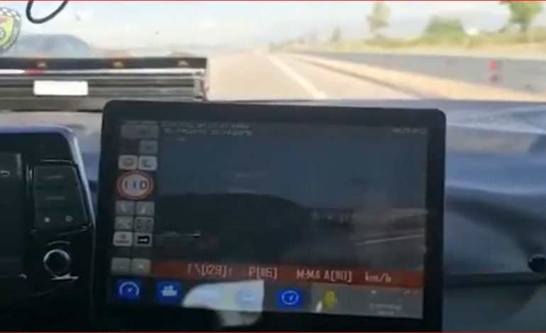 ME SHPEJTËSI “SKËTERRË” NË RRUGË/ Makina inteligjente ‘djeg’ 53 patenta, mbi 2 mijë gjoba nga Rrugorja në vetëm 24 orë