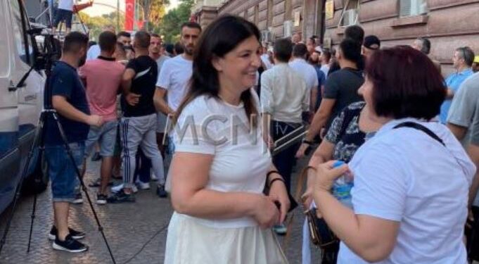 FOTOLAJM/ Jozefina Topalli, pjesë e protestës së thirrur nga Berisha