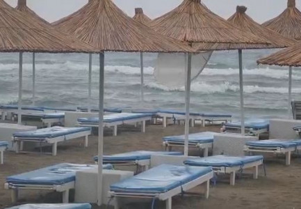 RESHJE SHIU DHE ERË E FORTË/ Pushuesit “braktisin” plazhin, boshatiset bregdeti i Vlorës