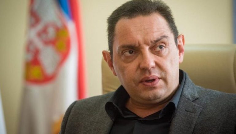 “SKANDAL”/ Eksperti britanik publikon pamjet: Ministri i Vuçiçit pranë ushtarit serb që bart simbolin rus ‘Z’, ndoshta…