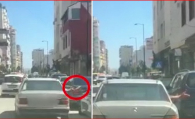 LETRAT NË AJËR/ Policia ndëshkon shoferin që hidhte sende nga makina në Fier