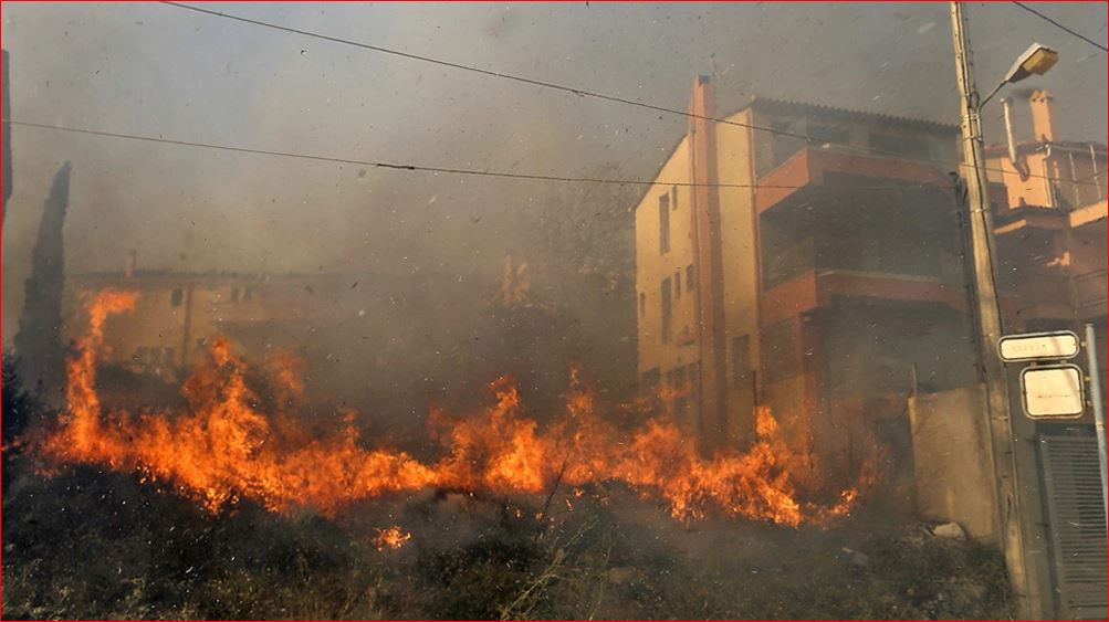 GREQIA NË FLAKË/ Forcat zjarrfikëse në terren për të neutralizuar zjarrin, digjen dhjetëra banesa