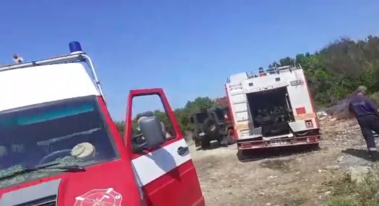 KEPI I RODONIT PREJ 10 DITËSH NË FLAKË/ Riaktivizohet zjarri edhe në zonën e Shetajt, 4 zjarrfikëse në vendngjarje, në ndihmë ekipe nga Tirana