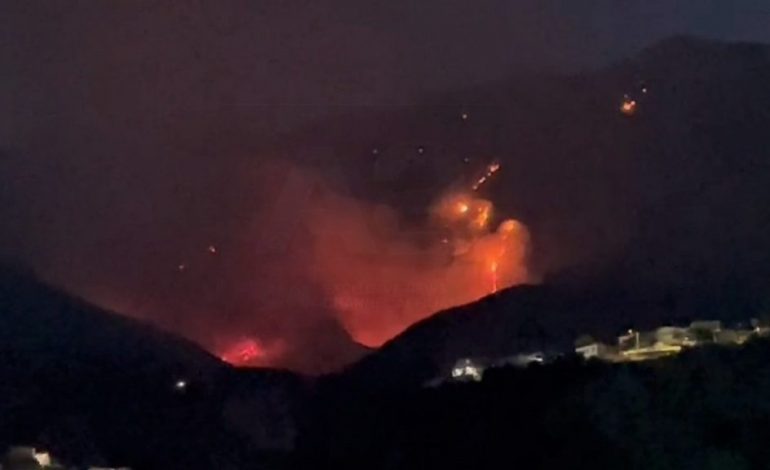 ZJARRI NË MALIN E ÇIKËS/ Dy vatra mbeten ende aktive! Pas ndërhyrjes nga ajri shuhen flakët në drejtim të Llogarasë