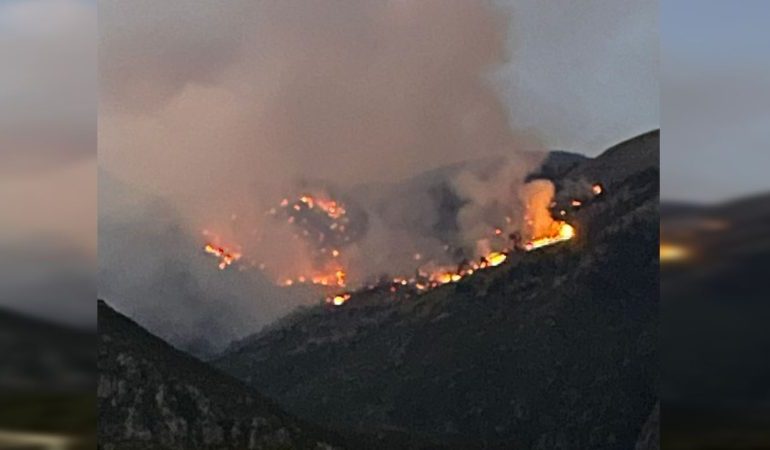 MALI I ÇIKËS PREJ TRE DITËSH NË FLAKË/ Forcat zjarrfikëse e kanë të pamundur të ndërhyjnë