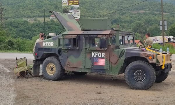 SITUATA NË VERI TË KOSOVËS/ Komandanti i KFOR-it: S’lejojmë barrikadimin e rrugëve, në rast tensionesh veprojmë sipas mandatit