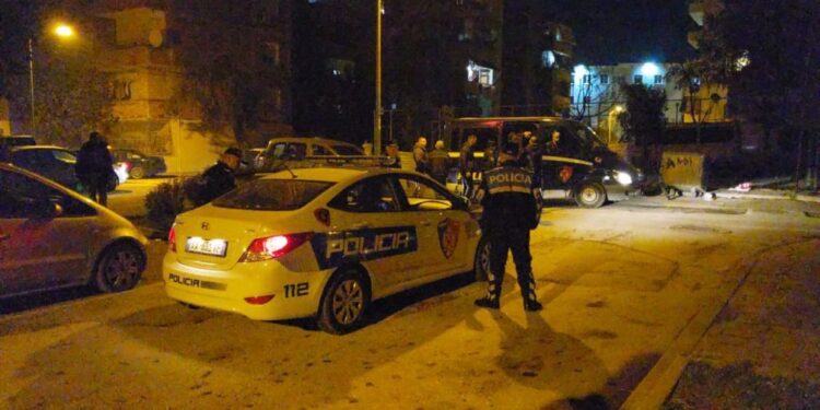 E FUNDIT/ Të shtëna me armë zjarri në Kurbin, raportohet për një person të plagosur