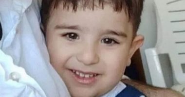 E RËNDË/ Babai shkon për të pirë dhe mbyll djalin në makinë, 3-vjeçari ndërron jetë nga nxehtësia