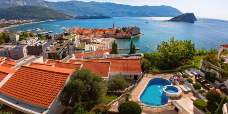 NDODH EDHE KJO/ Rreth 100 turistë të helmuar nga ushqimi në Budva