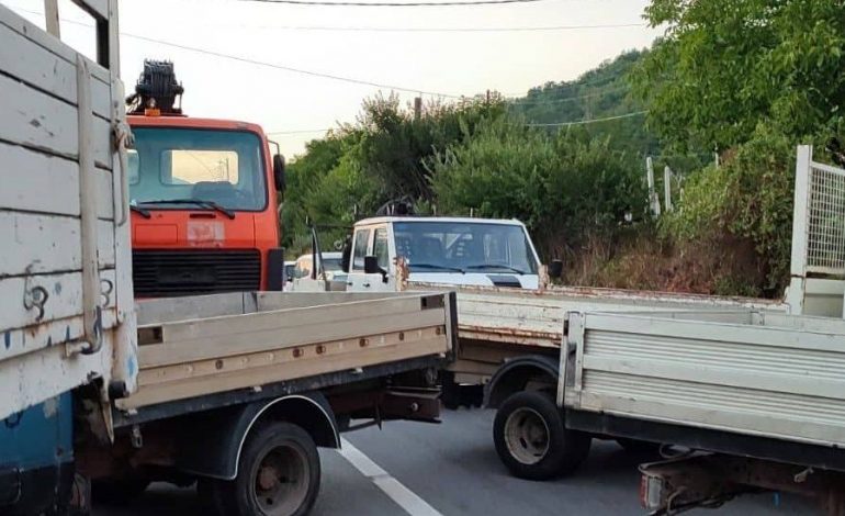 “TË SHTËNA NGA NJERËZ TË AMATOSUR”/ BBC për situatën në veri të Kosovës: Vendimi për targat solli tensione