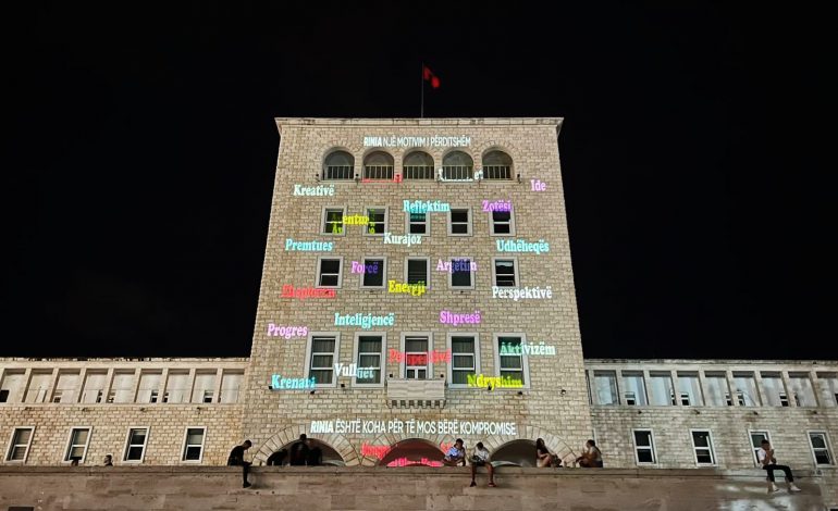 FOTO/ Mesazhet nga të rinjtë që ndriçuan Tiranën në Ditën Ndërkombëtare të Rinisë