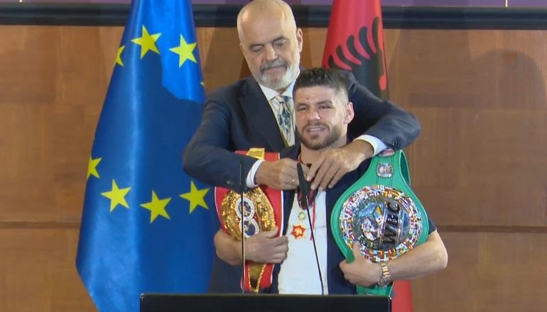I DORËZN FLORIAN MARKUT MEDALJEN “YLLI I MADH I MIRËNJOHJES”/ Rama: Ambasadori ynë në botë, na nderon të gjithëve