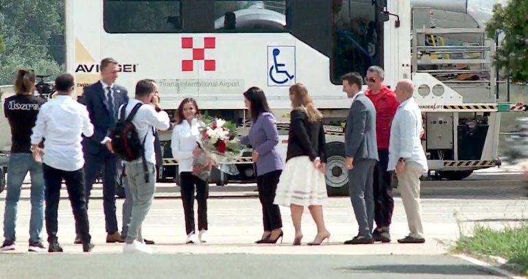 E VESHUR ME AR/ Luiza Gega rikthehet në atdhe, kampionia e Evropës pritet me ceremoni në Rinas