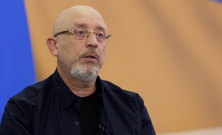 SULMET RUSE/ Ministri i Mbrojtjes i Ukrainës: “Skenari më i keq” në luftë është prapa nesh