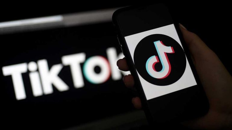 E DINIT? Ja pse kur përdorni TikTok, të gjitha të dhënat e celularit tuaj bëhen të aksesueshme