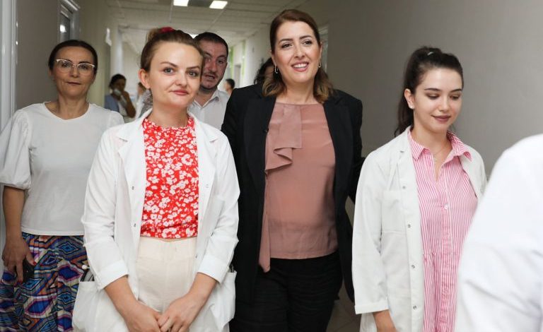 SHTOHEN 100 MJEKË TË SPECALIZUAR/ Manastirliu nga Vlora: Fuqizojmë spitalet rajonale