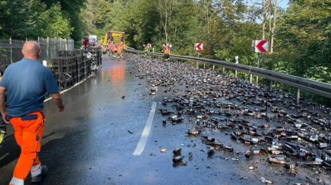 RRËSHQITI NË KTHESË/ Kamioni humbet 370 arka birre në autostradë