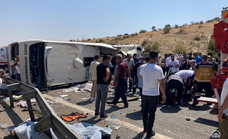 AKSIDENT I FRIKSHËM/ Vdesin 15 persona, mes tyre 2 gazetarë: Dalin pamjet nga përplasja masive në Turqi