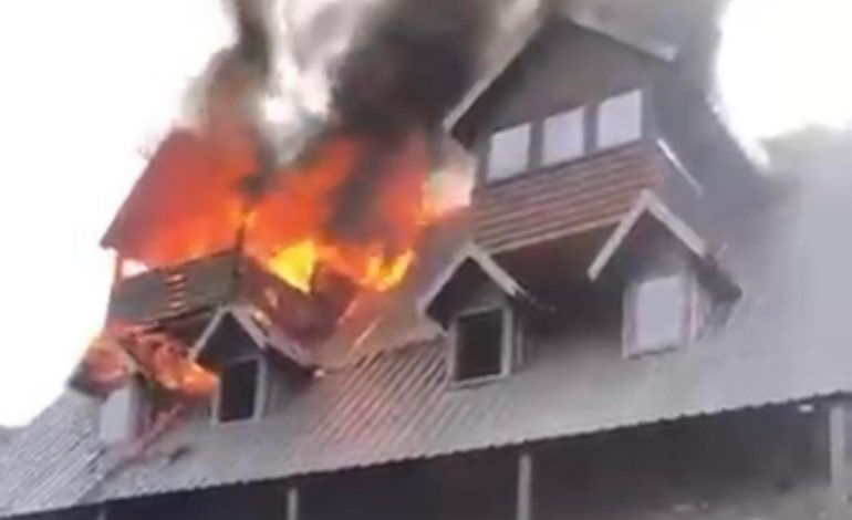 VIDEOLAJM/ Përfshihet nga flakët bujtina në Theth, zjarri shkrumbon katin e fundit