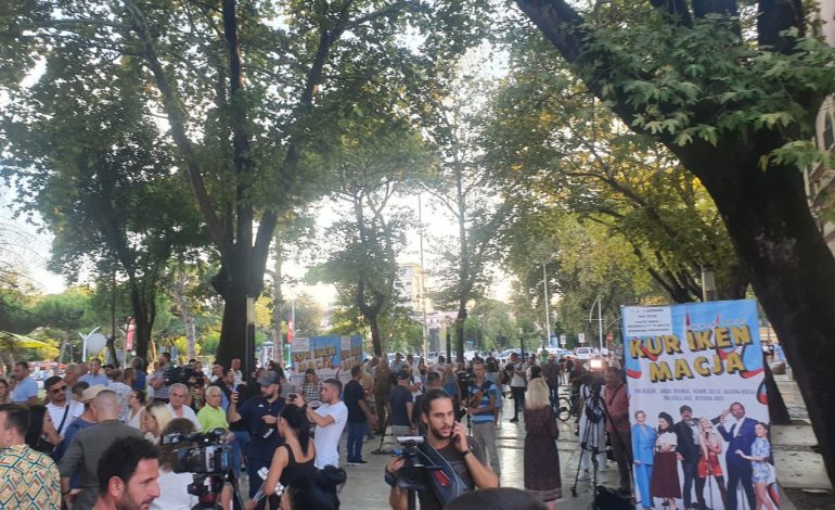 “JONADA ËSHTË EDHE E IMJA”/ Qytetarja në protestë për 7-vjeçaren e vrarë: Këtu të vrasin natën e të qajnë ditën