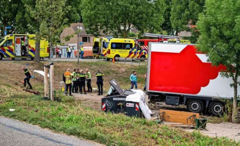 E RËNDË/ Kamioni përplas turmën e qytetarëve, tre të vdekur dhe disa të plagosur në Roterdam