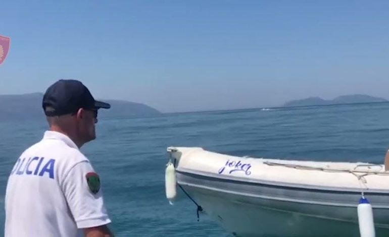 NË DET PA DOKUMENTACIONET PËRKATËSE/ Gjobiten drejtuesit e një skafi dhe nje gomoneje në Ksamil e Llaman