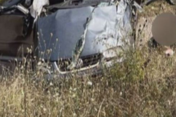 AKSIDENT I RËNDË/ Makina përfundon poshtë rrugës, 1 i vdekur dhe 4 të plagosur (FOTO)