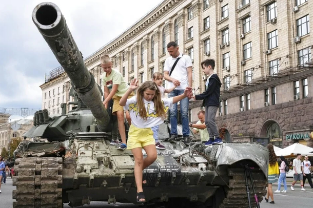 PREKËSE/ Lufta ia shkatërroi të gjitha lodrat, fëmijët luajnë me tanket e djegura ruse në Ukrainë