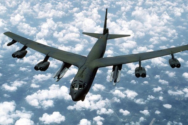 SPEKTAKËL NË QIELL/ Dy avionë B-52 të NATO-s fluturojnë mbi Tiranë (VIDEO)