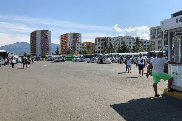 TMERR TEK TERMINALI I AUTOBUZIT NË TIRANË/ I vodhi varësen gruas nga qafa, arrestohet 32-vjeçari