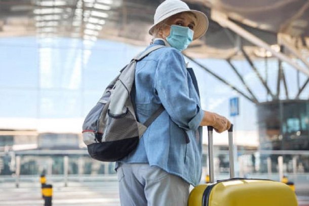 NDODH EDHE KJO! Gjyshja 81-vjeçare kapet në aeroport me pesë kg heroinë në valixhe
