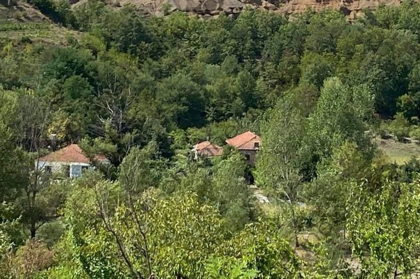 BURRI VRAU GRUAN NË MIRDITË/ Familjarët e saj nuk hapin dyert e mortit, fajësojnë 61-vjeçarin: E bëri me dashje