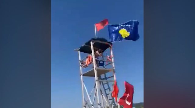 INCIDENTI/ Hoqi me forcë flamurin turk në “Gjirin e Lalzit” dhe e hodhi në det, arrestohet 48-vjeçari