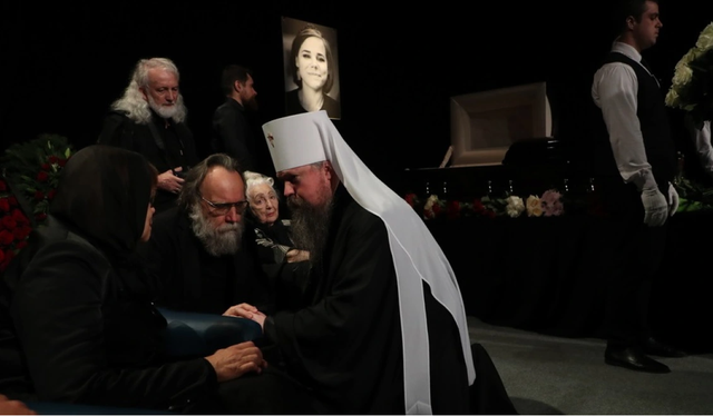 “VDIQ PËR RUSINË”/ Thirrja e mbështetësit të Putinit në funeralin e vajzës së tij: Të fitojmë luftën kundër Ukrainës!
