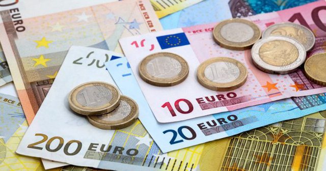 KËMBIMI VALUTOR/ Dobësohet Dollari dhe Euro! Me sa shiten dhe blihen sot monedhat e huaja