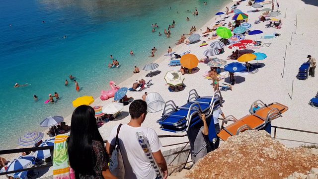 TMERR NË ISHULLIN GREK/ Turisti gjen dy kufoma brenda një çante në plazh