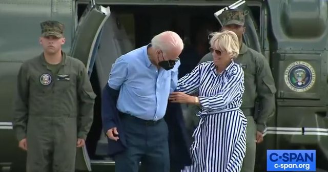 "LUFTË" ME XHAKETËN/ Moment i sikletshëm për Biden, kërkon ndihmë nga bashkëshortja por i bien syzet