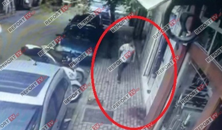 DEL VIDEO NGA VRASJA/ Ekzekuton me gjakftohtësi vëllanë e kunatën, largohet i qetë në këmbë