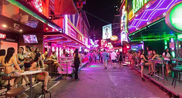 NJIHUNI ME VENDIN QË OFRON TURIZ PËR SEKS/ Lagjet me drita të kuqe që kthehen në…