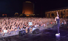 VIDEOLAJM/ Ikin dritat gjatë koncertit të Noizy-t në sheshin “Nënë Tereza”, turma thërret njëzëri...