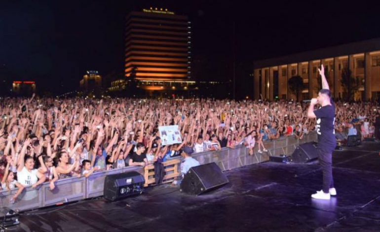 VIDEOLAJM/ Ikin dritat gjatë koncertit të Noizy-t në sheshin “Nënë Tereza”, turma thërret njëzëri…