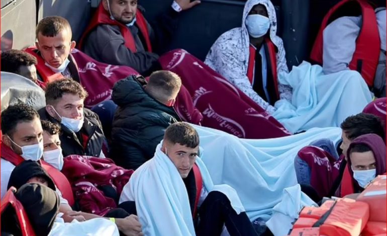 “MBUSHIN BURGJET…”/ Më shumë se 4,000 shqiptarë hynë në Britani me gomone këtë vit, DailyMail zbulon taktikat e reja të bandave