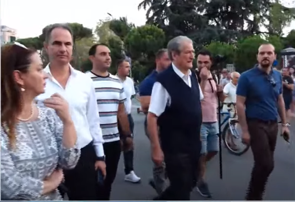 FOTOLAJM/ Berisha i bashkohet protestës: Politika do jetë në epiqendër të problemit