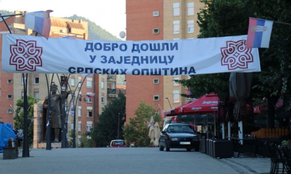 TENSIONET DHE BARRIKADAT NUK MJAFTOJNË/ Veriu i Kosovës zgjohet me pankarta “Mirë se vini në…”