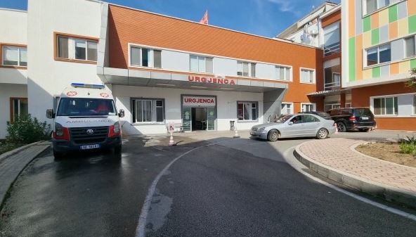 RREZIKOI TË MBYTEJ NË SARANDË/ 3-vjeçari mbërrin pa frymë në spital, dërgohet me helikopter në Tiranë