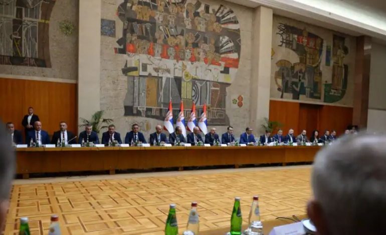 PAS TAKIMIT ME KURTIN NË BRUKSEL/ Vuçiç tryezë bisedimesh me serbët e Kosovës