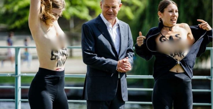 KËRKUAN EMBARGO NDAJ GAZIT RUS/ Aktivistet zgjedhin mënyrën e veçantë për të protestuar para kancelarit Scholz