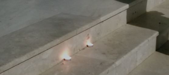 TRAGJEDIA NË HIMARË/ Qytetarët homazhe në Berat: Kur ta hapin derën e të shohin këtë flamur duhet ta kuptojnë se…